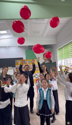 20 қарашада №151 мектепте ағылшын тілі апталығына арналған көрме өтті! 3-4 сынып оқушылары өздерінің шығармашылық жұмыстарын үлкен қызығушылықпен ұсынды. Олардың ойындары мен тапсырмаларды орындаудағы қуанышы мен ынтасы ерекше болды.